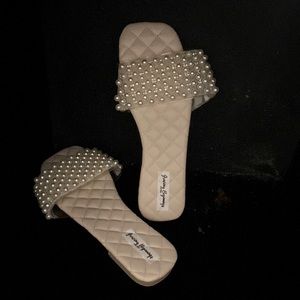 Brand new never worn, no tag, pearl padded slides